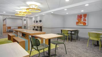 Buffet déjeuner gratuit tous les jours