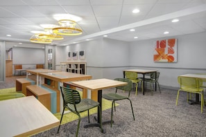 Free daily buffet breakfast - Spark by Hilton Watertown (Watertown)
