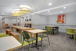 Café da manhã com buffet grátis todos os dias