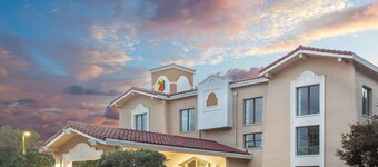 Super 8 by Wyndham Austell/Six Flags