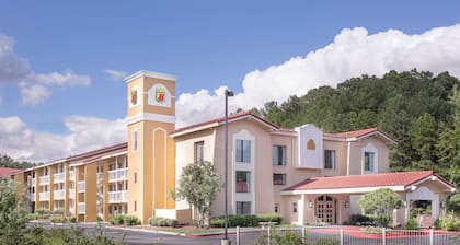 Super 8 by Wyndham Austell/Six Flags