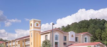 Super 8 by Wyndham Austell/Six Flags
