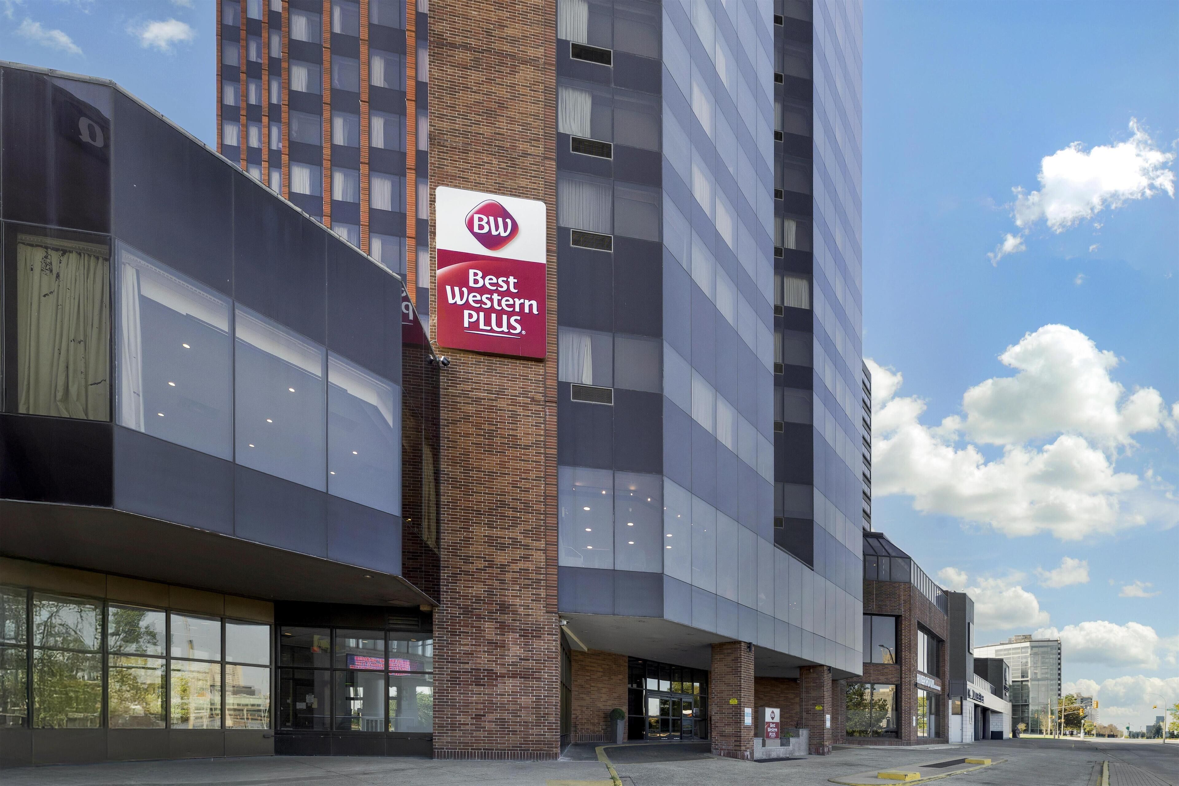 Un hotel amb un distintiu senyal de 'Best Western Plus', arquitectura moderna i grans finestres.