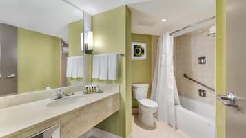 Duschwanne, umweltfreundliche Kosmetikartikel, Haartrockner, Handtücher