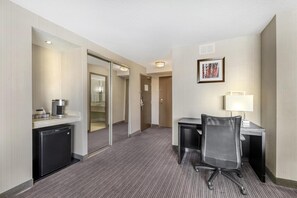 1 bedroom, premium bedding, down comforters, pillowtop beds - Best Western Plus Waterfront Hotel (Windsor)