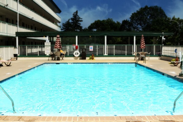 حمّام سباحة خارجي موسمي