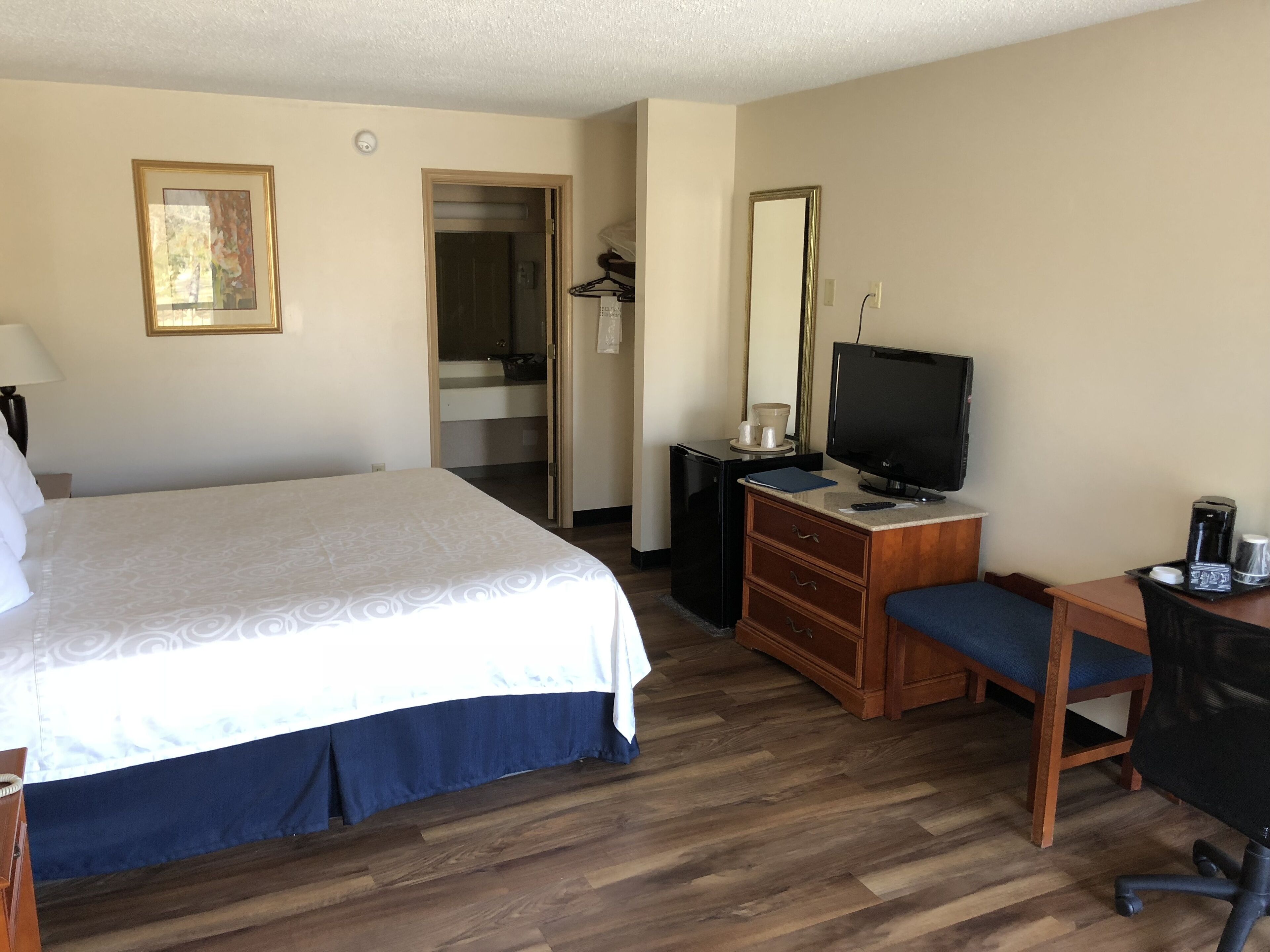 standard room, 1 king bed, non smoking | desk, blackout curtains, iron/ironing board, free wifi