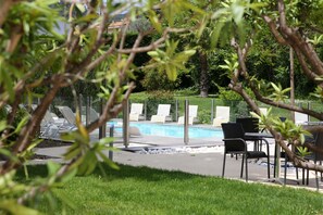 Piscine extérieure, chaises longues