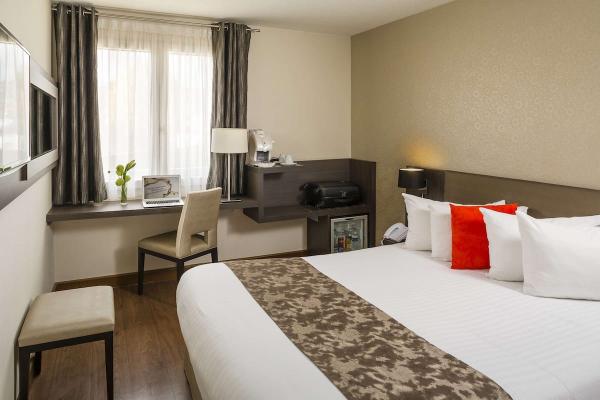 Habitación ejecutiva, 1 cama Queen size, para no fumadores, vista a la alberca | Ropa de cama de alta calidad y caja de seguridad en la habitación