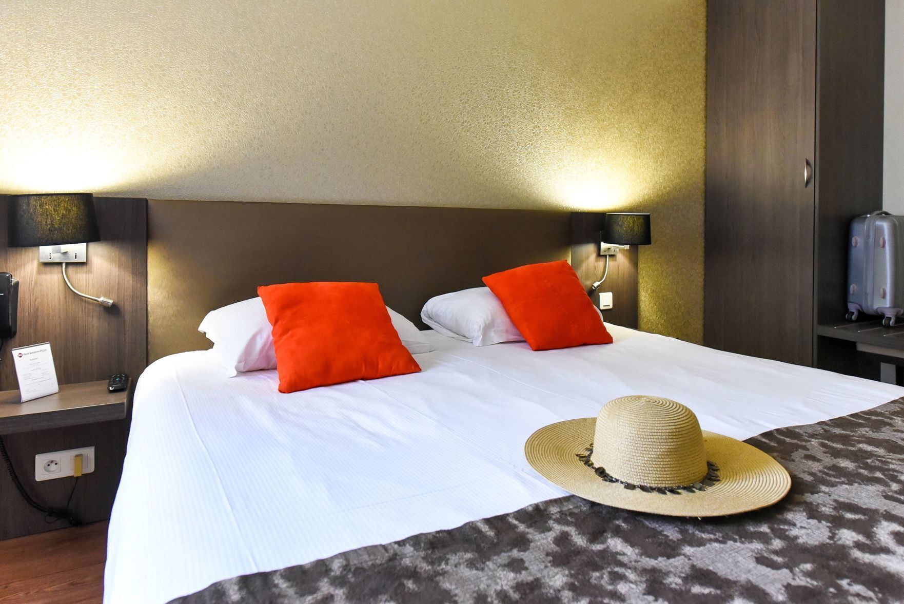 Premium bedding, in-room safe, desk, laptop workspace