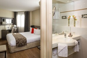 Chambre exécutive, 1 très grand lit, non-fumeur, vue sur la colline | Literie de qualité, coffre-fort, bureau