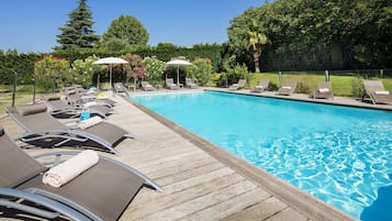 Piscine extérieure, chaises longues