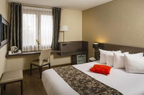 Premium bedding, in-room safe, desk, laptop workspace