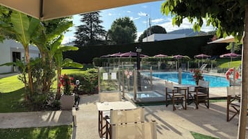 Outdoor pool, sun loungers