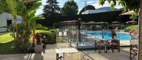 Piscine extérieure, chaises longues