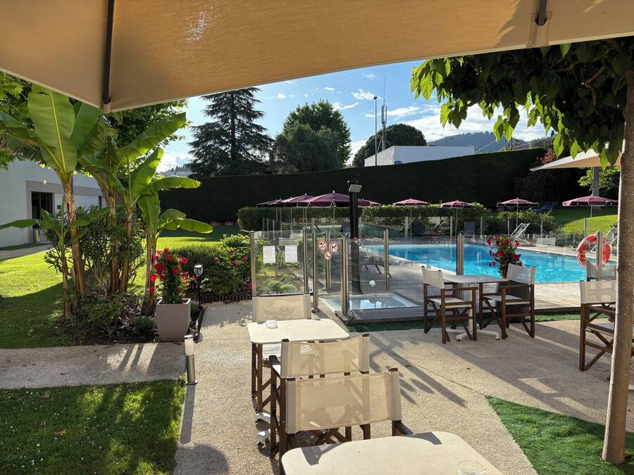 Een buitenzwembad en ligstoelen