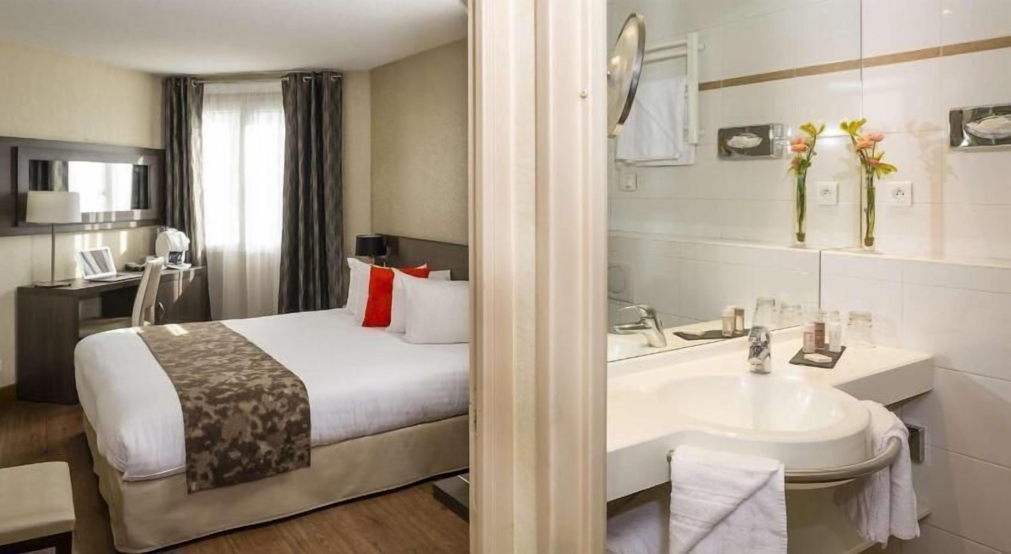 Premium bedding, in-room safe, desk, laptop workspace