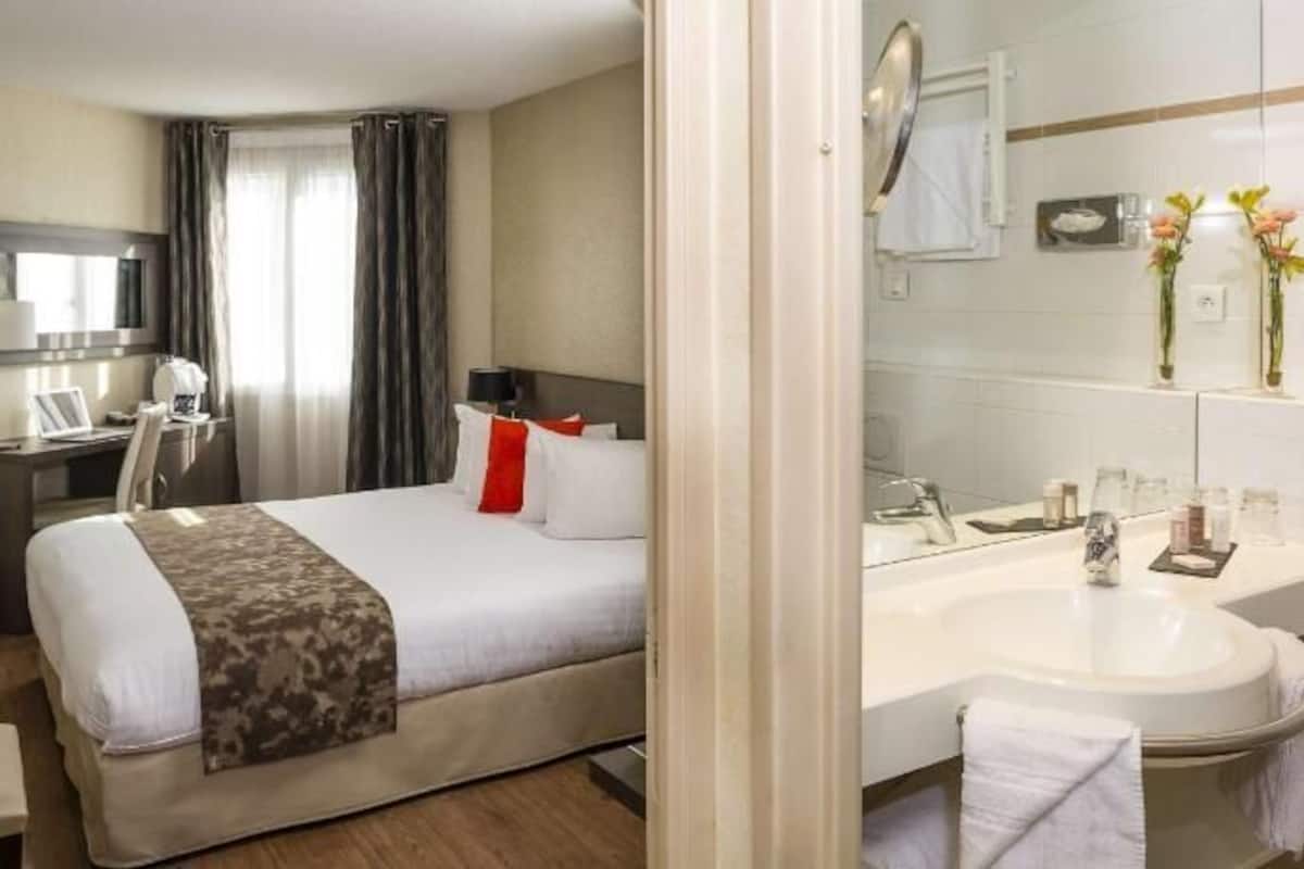 Premium bedding, in-room safe, desk, laptop workspace