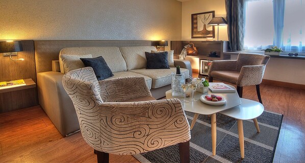 Premium bedding, in-room safe, desk, laptop workspace