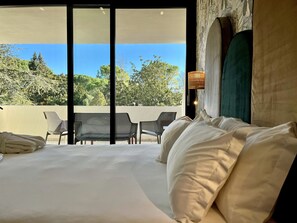 Ropa de cama de alta calidad, colchones con pillow-top y minibar 