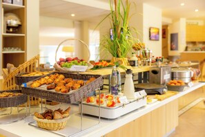 Petit déjeuner buffet (20 EUR par personne)