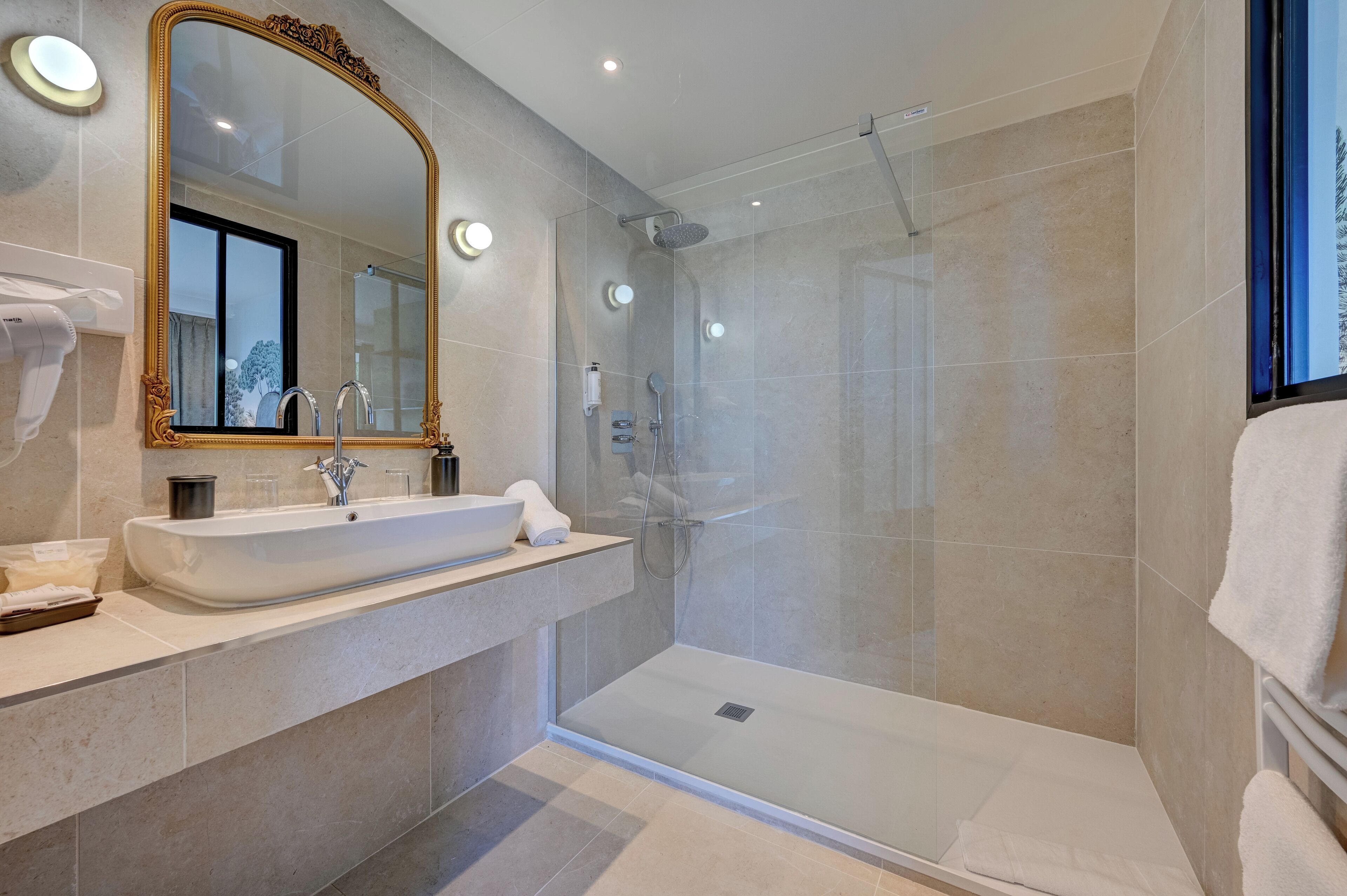 rainfall showerhead, free toiletries, hair dryer, towels