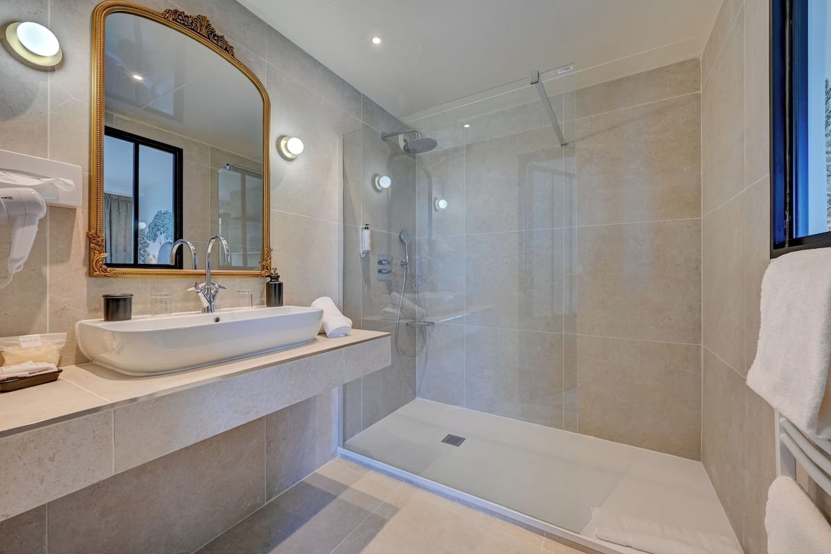 rainfall showerhead, free toiletries, hair dryer, towels