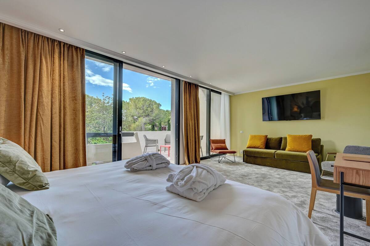 superior room, 1 queen bed, non smoking (with sofabed) | premium bedding, pillow-top beds, minibar, in-room safe