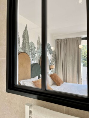 Ropa de cama de alta calidad, colchones con pillow-top y minibar 