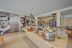 Petit déjeuner buffet (20 EUR par personne)