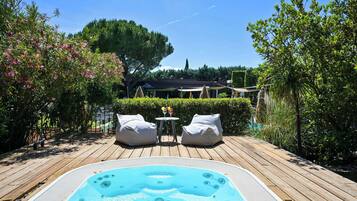 Außenpool, Sonnenschirme, Liegestühle