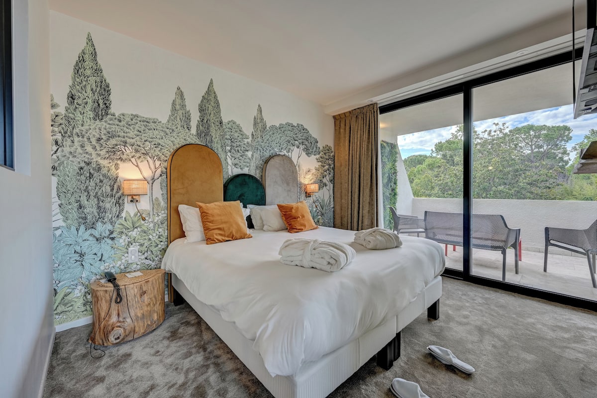 superior room, 1 queen bed, non smoking (with sofabed) | premium bedding, pillow-top beds, minibar, in-room safe