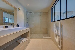 Chambre Supérieure, 1 grand lit, non-fumeurs, vue jardin | Salle de bain | Douche à « effet pluie », articles de toilette gratuits, sèche-cheveux