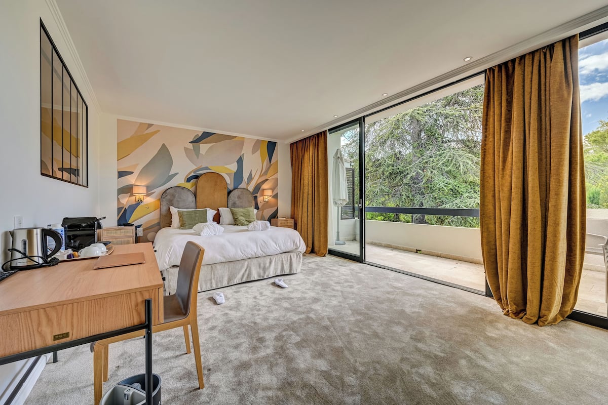 Ropa de cama de alta calidad, colchones con acolchado adicional, minibar