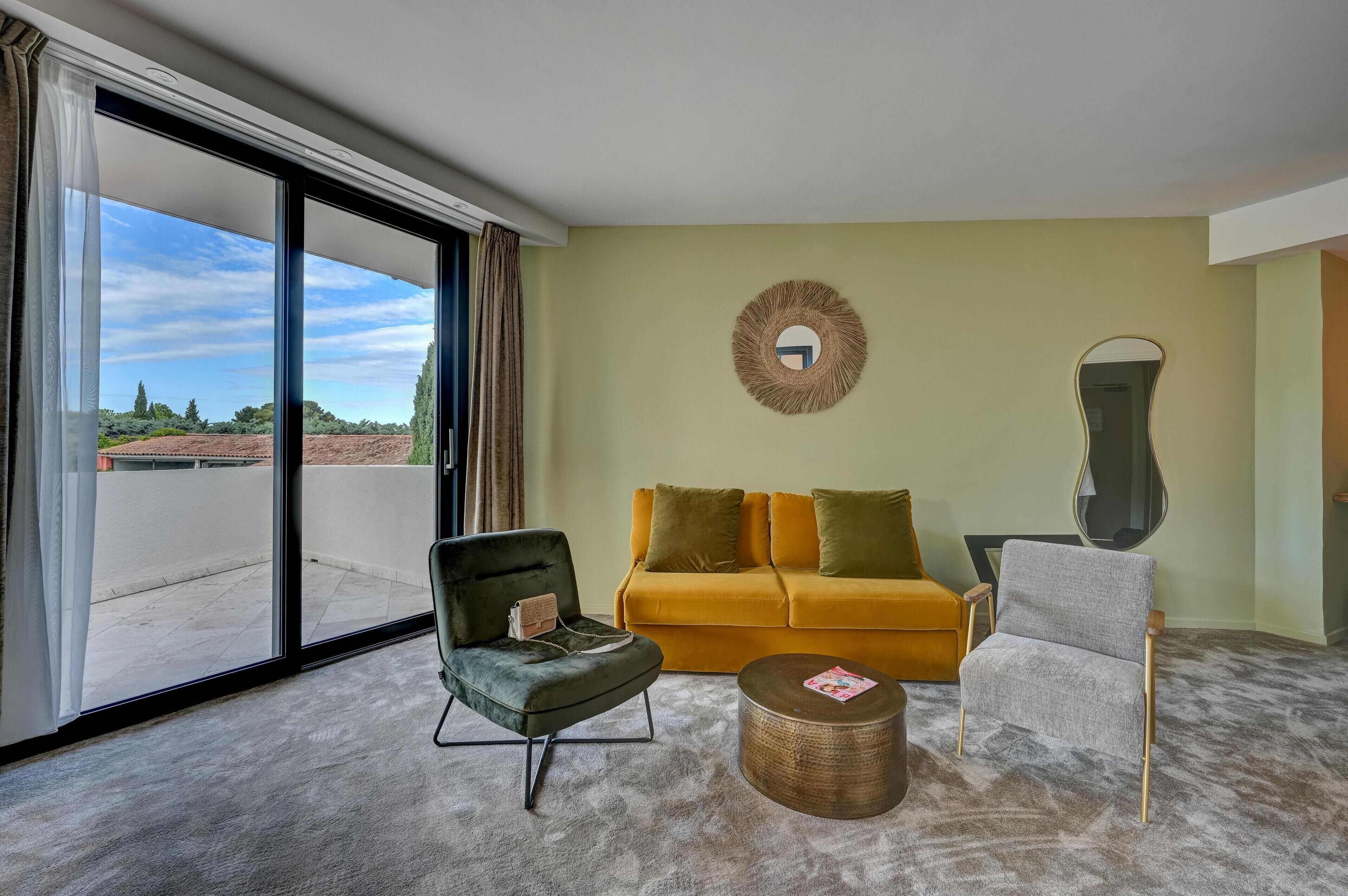 Premium bedding, pillow-top beds, minibar, in-room safe