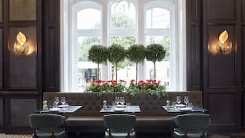 3 restaurants, lunch, dinner served; British cuisine