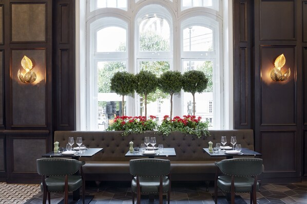 3 restaurants, lunch, dinner served; British cuisine 