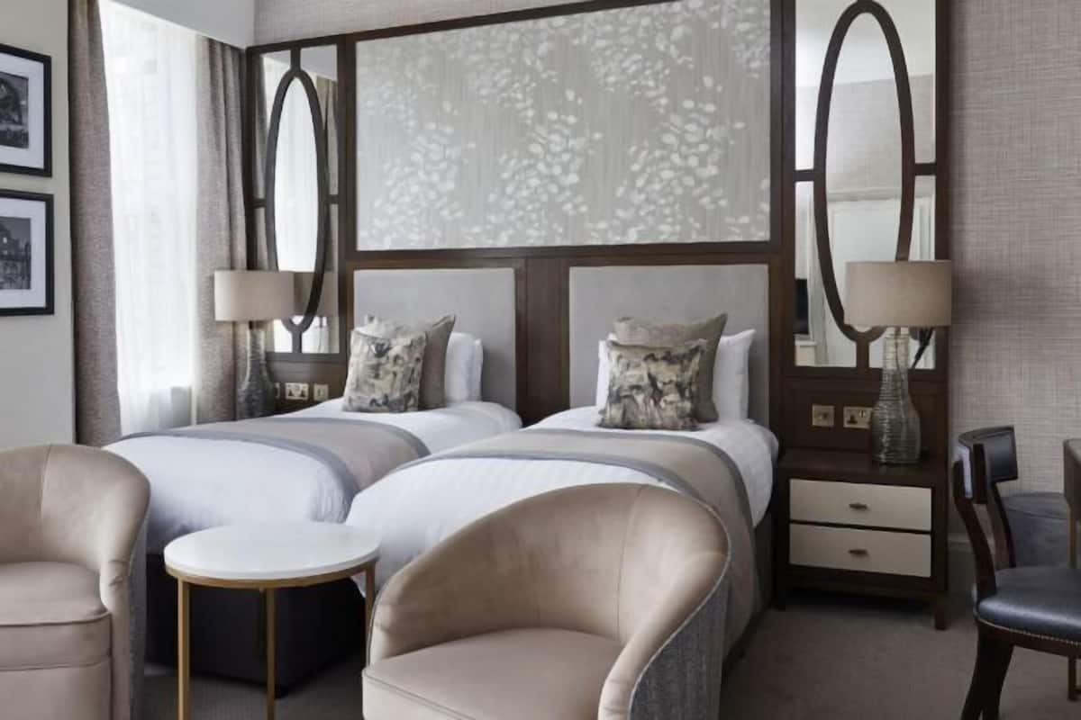 Premium bedding, in-room safe, desk, laptop workspace
