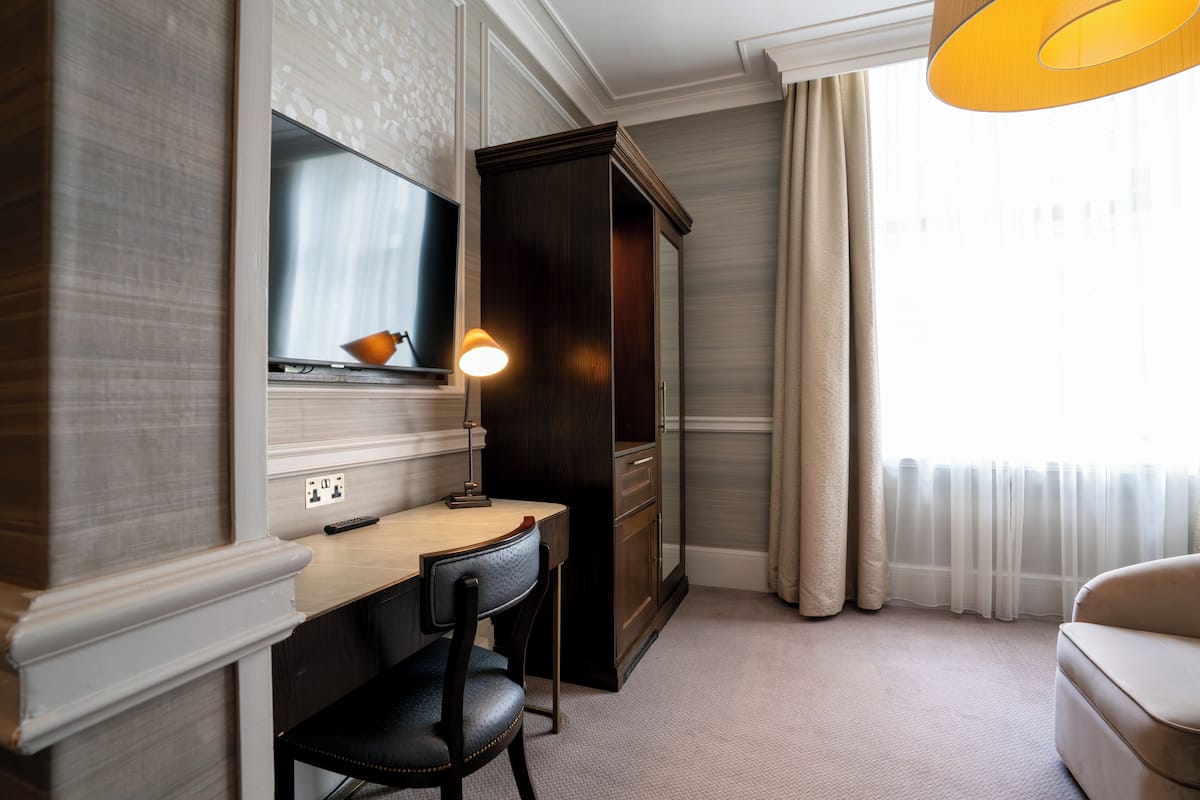 Premium bedding, in-room safe, desk, laptop workspace