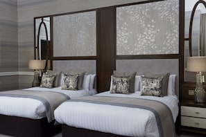 Junior Suite Twin Bed | Ropa de cama de alta calidad, caja fuerte, escritorio