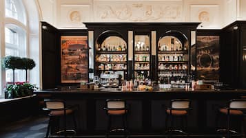 3 restaurants; lunch and dinner served