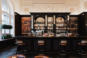 3 restaurants; lunch and dinner served