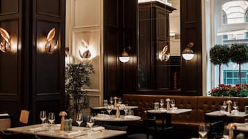 3 restaurantes; se sirve almuerzo y cena; cocina británica