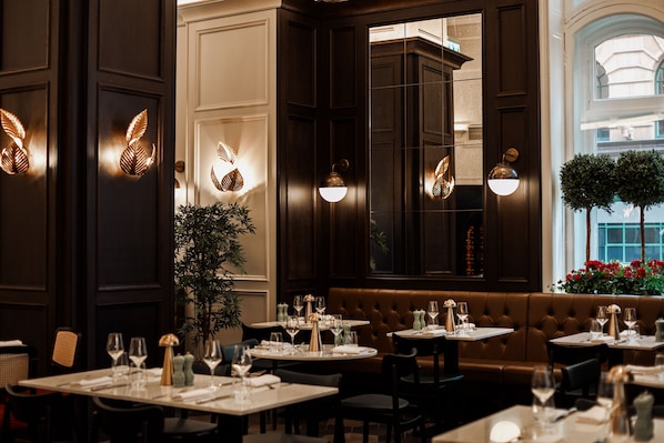 3 restaurants, lunch, dinner served; British cuisine