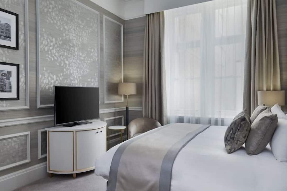Premium bedding, in-room safe, desk, laptop workspace