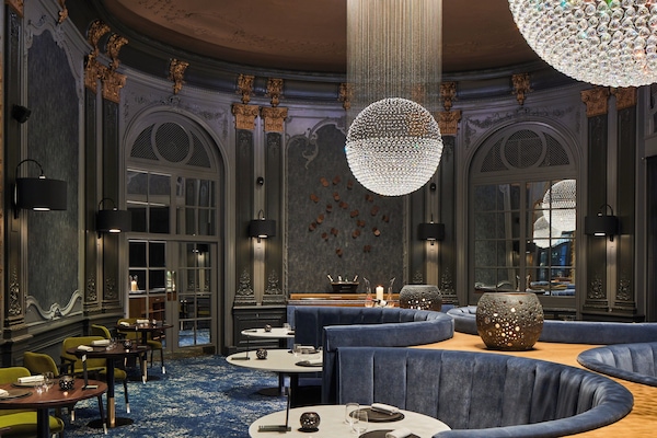 3 restaurants, lunch, dinner served; British cuisine