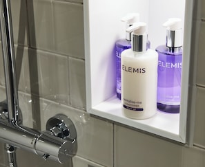 Gratis toiletartikelen, een haardroger, handdoeken, zeep