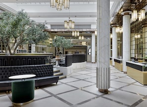 Sert le déjeuner et le dîner