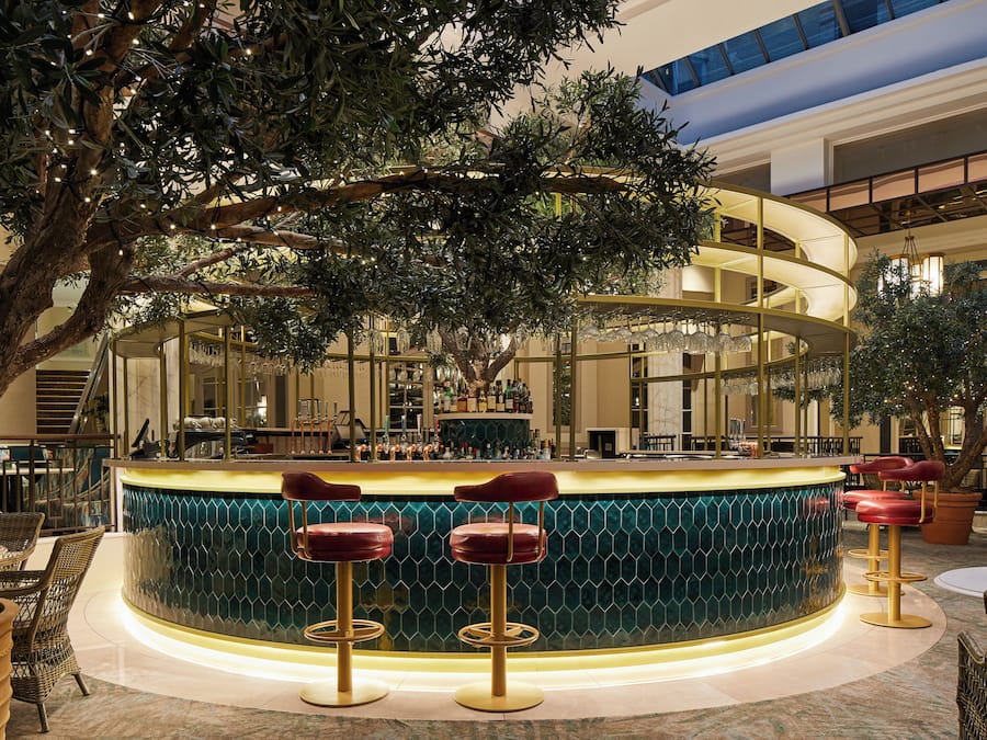 Sert le déjeuner et le dîner