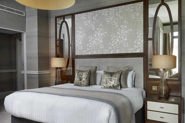 Ropa de cama de alta calidad y caja de seguridad en la habitación 